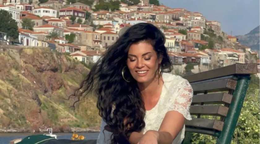 Στη Λέσβο για φωτογράφιση η Μαρία Κορινθίου